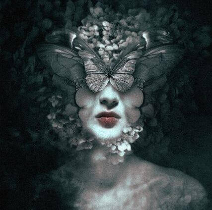 Kvinde er dækket af sommerfugle