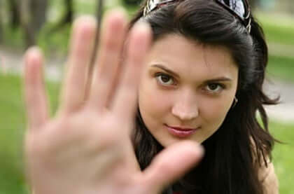 Kvinde tager hånden op for at sætte grænser