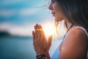 Virkningerne af kollektiv meditation på samfundet