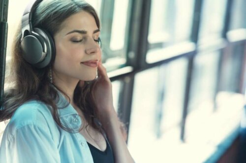 Kvinde lytter til musik