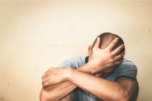 Mand lider under forholdet mellem traumer og afhængighed