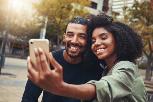 Par tager billede for at kunne prale med sit forhold på sociale medier