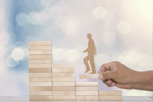 Person går op ad trappe