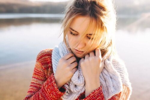 Trist kvinde grundet følelsesmæssig distancering i en familie