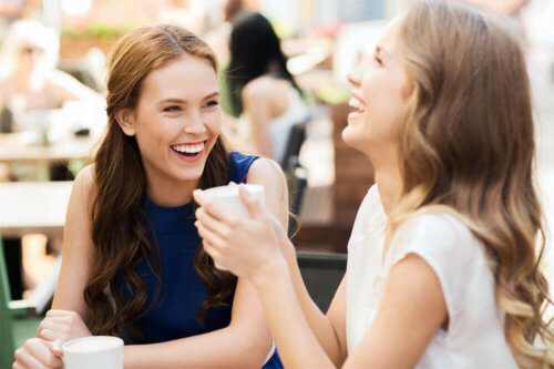 Veninder griner sammen og er eksempel på ægte venskaber