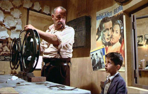 Dreng i biograf fra filmen Cinema Paradiso