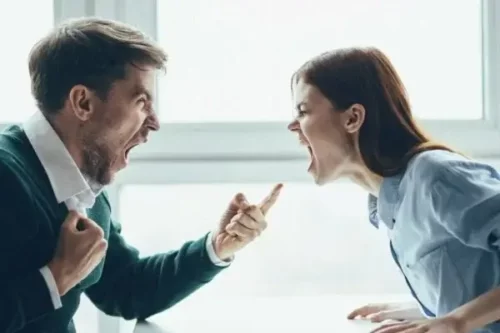 Par råber ad hinanden, da de er i et voldeligt forhold