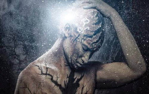 Statue, der går itu, symboliserer behovet for en diagnose af migræne