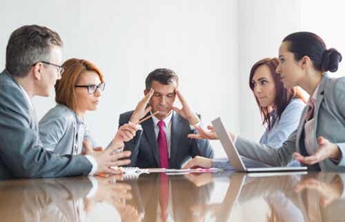 Frustreret mand i møde oplever, at andre ikke lytter