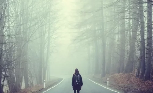 Kvinde går alene på vej