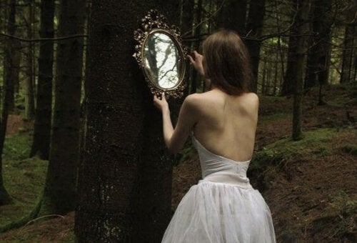 Hvis du leder efter en person, der kan ændre dit liv, skal du se dig i spejlet