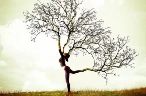 Kvinde vokser som et træ