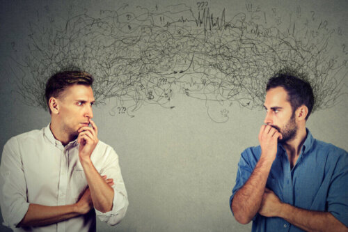 To mænd illustrerer social sammenligning