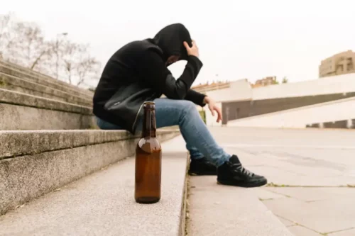 Deprimeret mand med en øl ved siden af sig får os til at tænke, om man kan blande alkohol og alprazolam