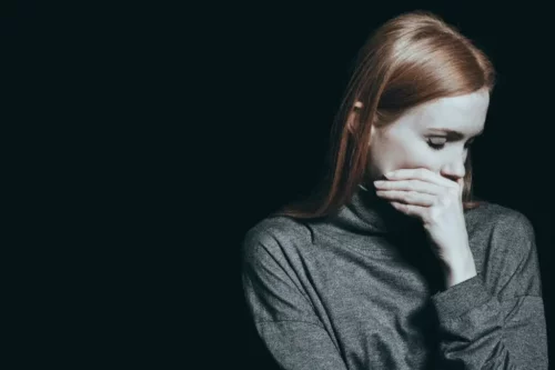 Kvinde i mørke er plaget af depression