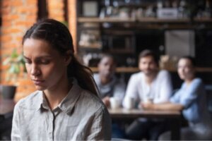 Teori om stempling: Stigmatisering af etiketter