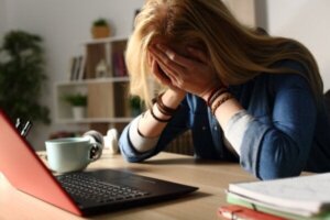 Informationsoverbelastning og angst: Hvordan hænger de sammen?