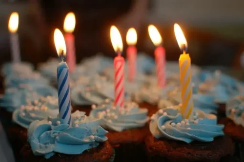 Lys på kage er en stor del af at sige tillykke med fødselsdagen