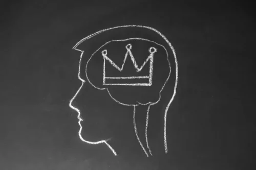 Mand med kongekrone i hoved får os til at tænke, at narcissister er bevidste om deres narcissisme