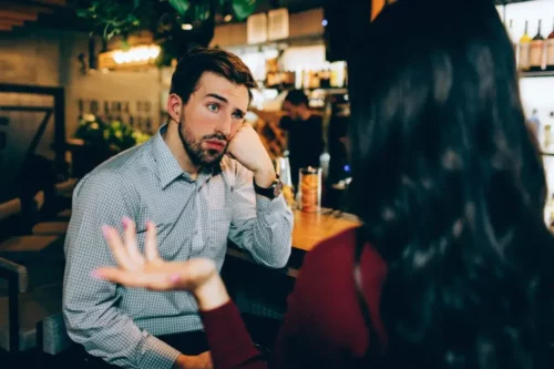 Mand sidder foran en kvinde med samtalenarcissisme