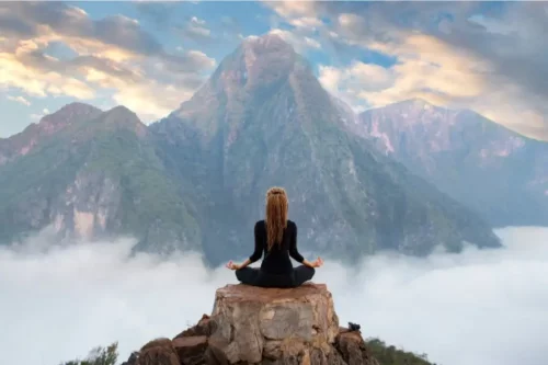 Meditation på bjergtop