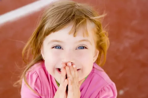 Lille pige illustrerer hyperoptimisme i barndommen
