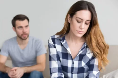Par skændes, da mand føler, at hans partner ikke viser hengivenhed