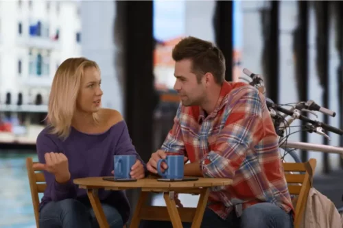 Par taler sammen på café