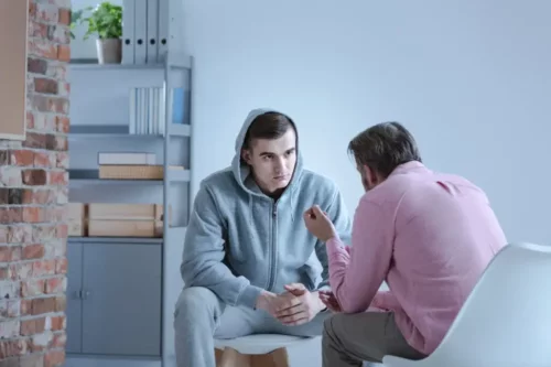 Terapeut taler med en ung mand