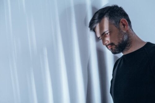 Skizofreniform psykose: Symptomer, årsager og behandling