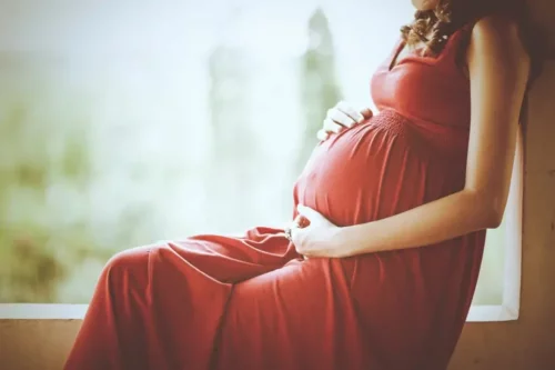 En gravid repræsenterer de usynlige ændringer under graviditeten