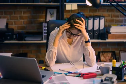 Kvinde har en vanskelig arbejdsdag og koncentrerer sig