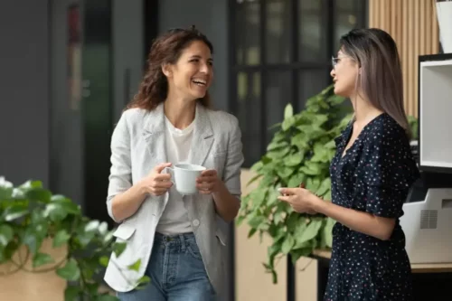 To smilende kvinder taler sammen