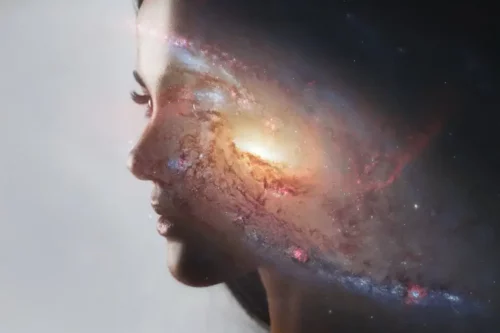 Kvindes hoved dækket af et univers
