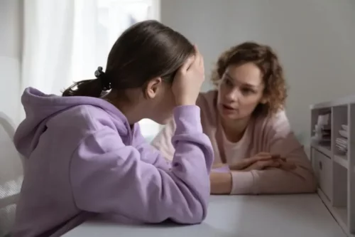 Mor taler med frustreret datter, der repræsenterer generation Z