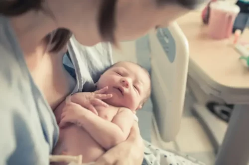 En nyfødt baby efter en respekteret fødsel