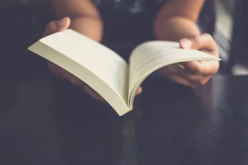 Person læser og oplever, at bøger kan ændre liv