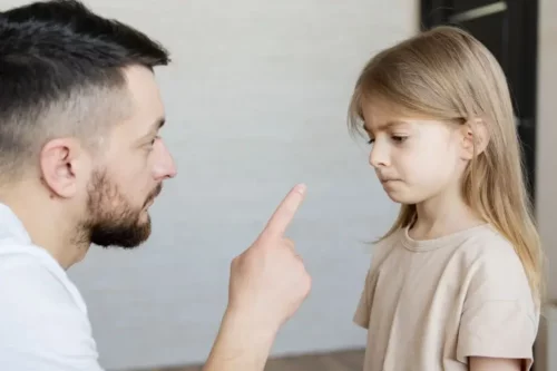 En narcissistisk far skælder sin datter ud