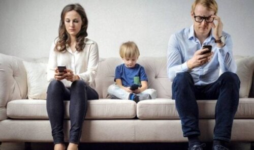 Mobiltelefonafhængige forældre og børn, der føler sig ignoreret
