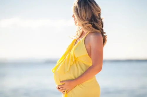 Gravid kvinde på strand