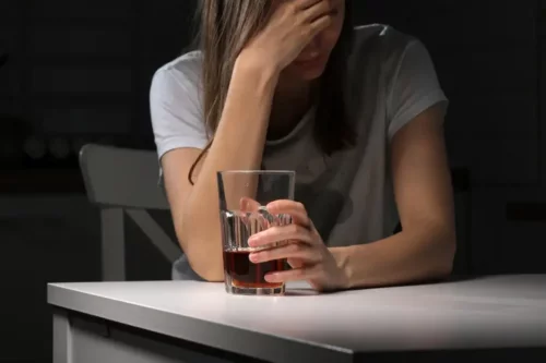 Kvinde med alkohol har brug for behandling af alkoholisme