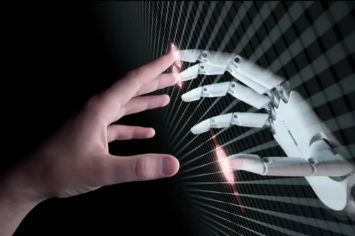 Robot og menneskehånd mødes