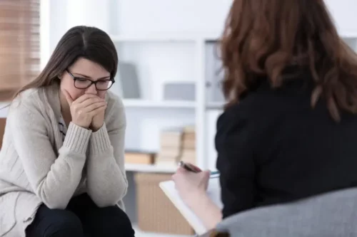 Grædende kvinde i terapi repræsenterer tavshedspligt i psykologi