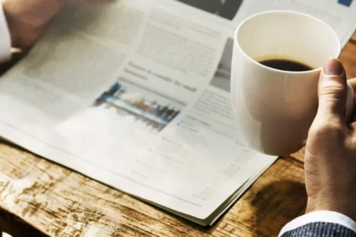 En avis og en kop kaffe