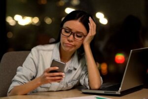 Venner, der besvarer beskeder uden at sende dem