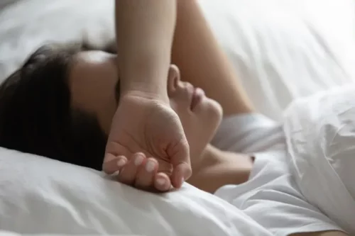 Kvinde i seng er plaget af tankemylder om natten