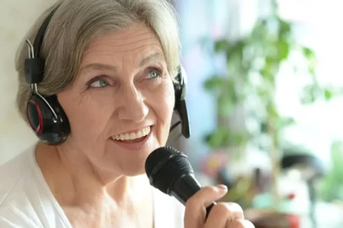 Kvinde synger og oplever, hvordan sang kan forbedre hjernefunktionen