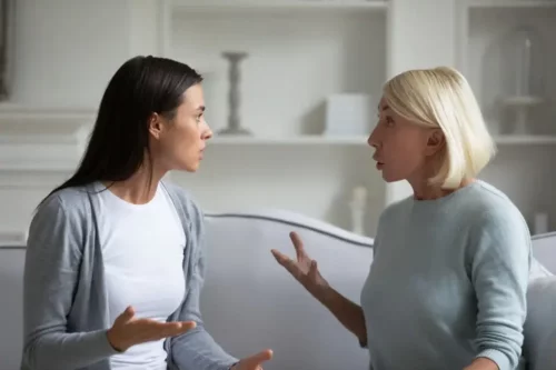 To kvinder diskuterer