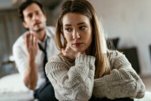 Hvorfor blive i et forhold, der gør dig ondt?