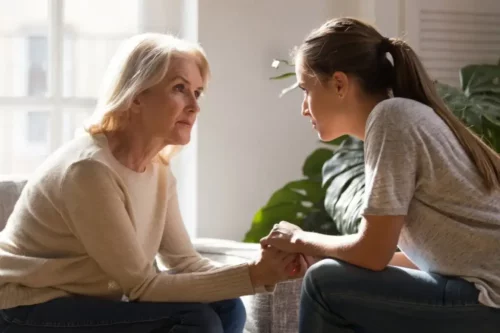 Mor og datter taler sammen og illustrerer, hvordan du kan frigøre dig fra dine forældre